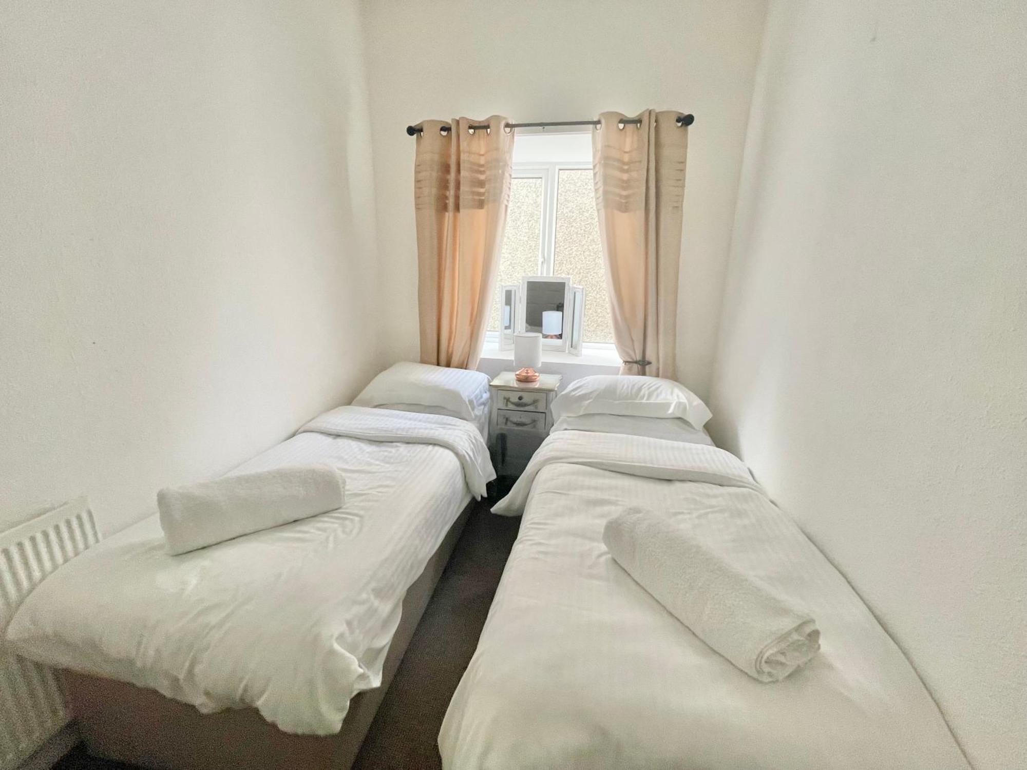 Clydfan Apartment Хоулихед Екстериор снимка